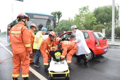 遏重大 保安全丨龙游开展道路交通安全应急演练 安全监视报警器材显神威